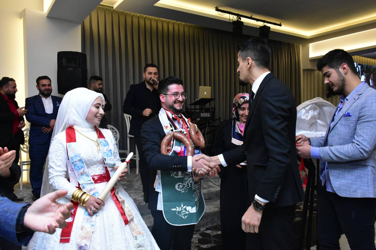 Takı töreninde damada sucuk, emzik bulaşık deterjanı takıldı