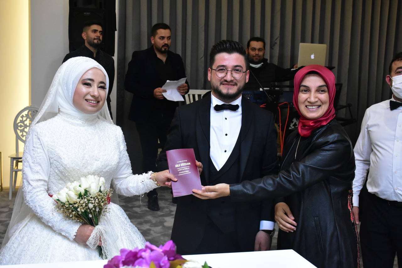 Takı töreninde damada sucuk, emzik bulaşık deterjanı takıldı