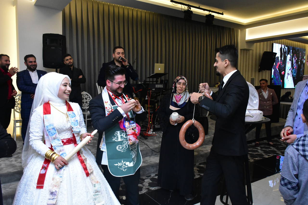 Takı töreninde damada sucuk, emzik bulaşık deterjanı takıldı
