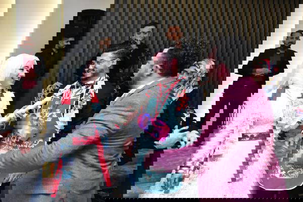 Takı töreninde damada sucuk, emzik bulaşık deterjanı takıldı