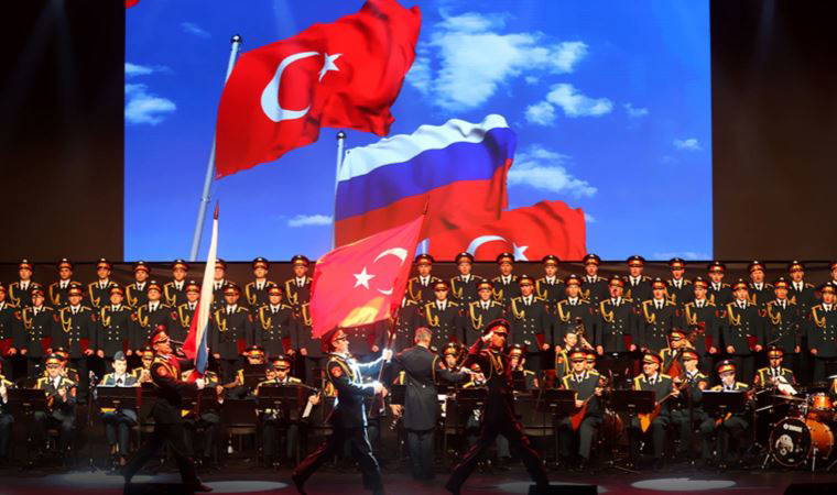 İstanbul'dan İzmir Marşı'yla bir Kızıl Ordu geçti