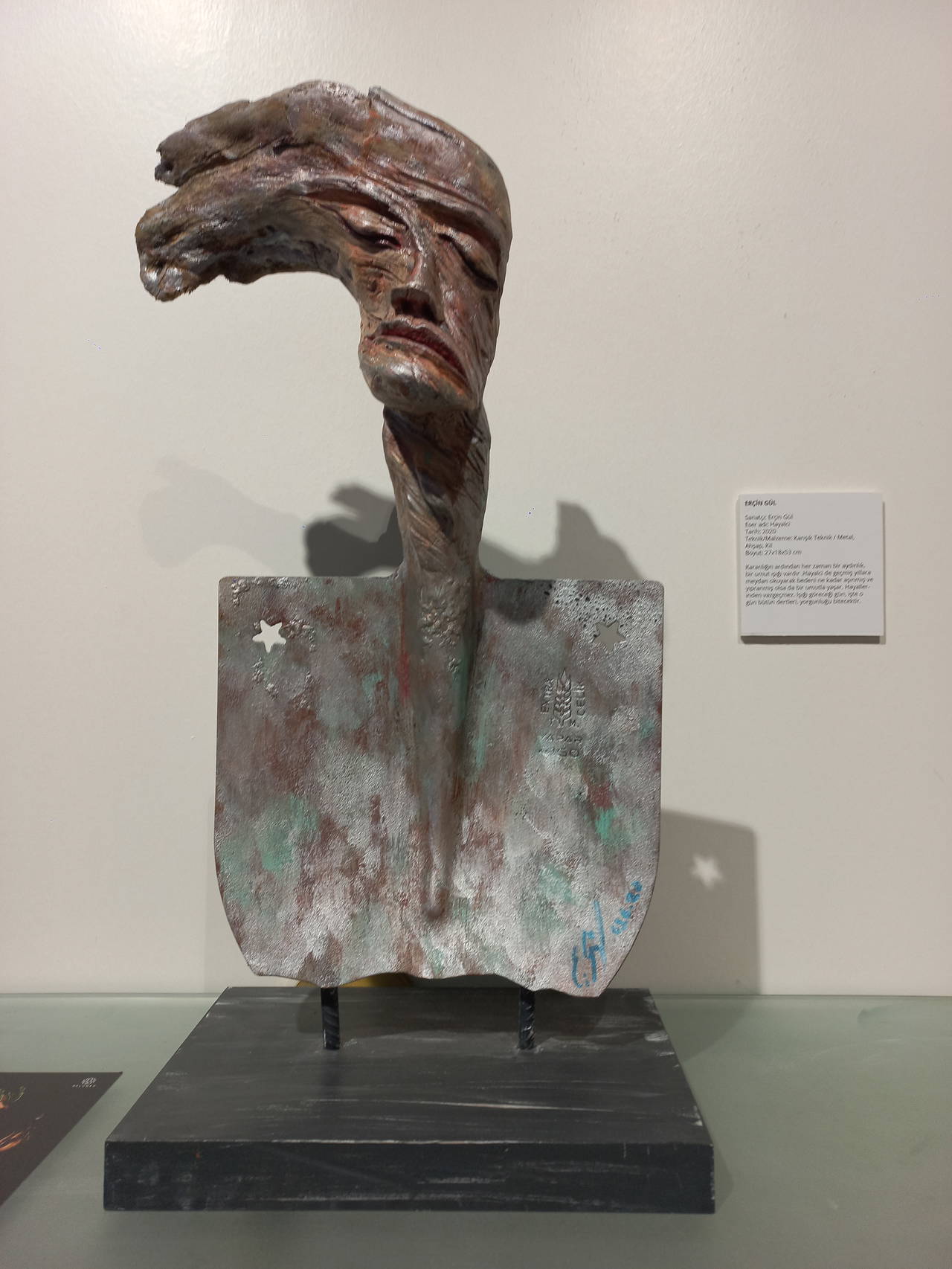 'Gölgen ile Yüzleş' karma sergiden benzersiz eserler