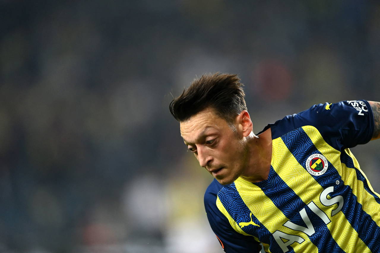 Fenerbahçeli Mesut Özil, oyundan çıkarken tepki gösterdi