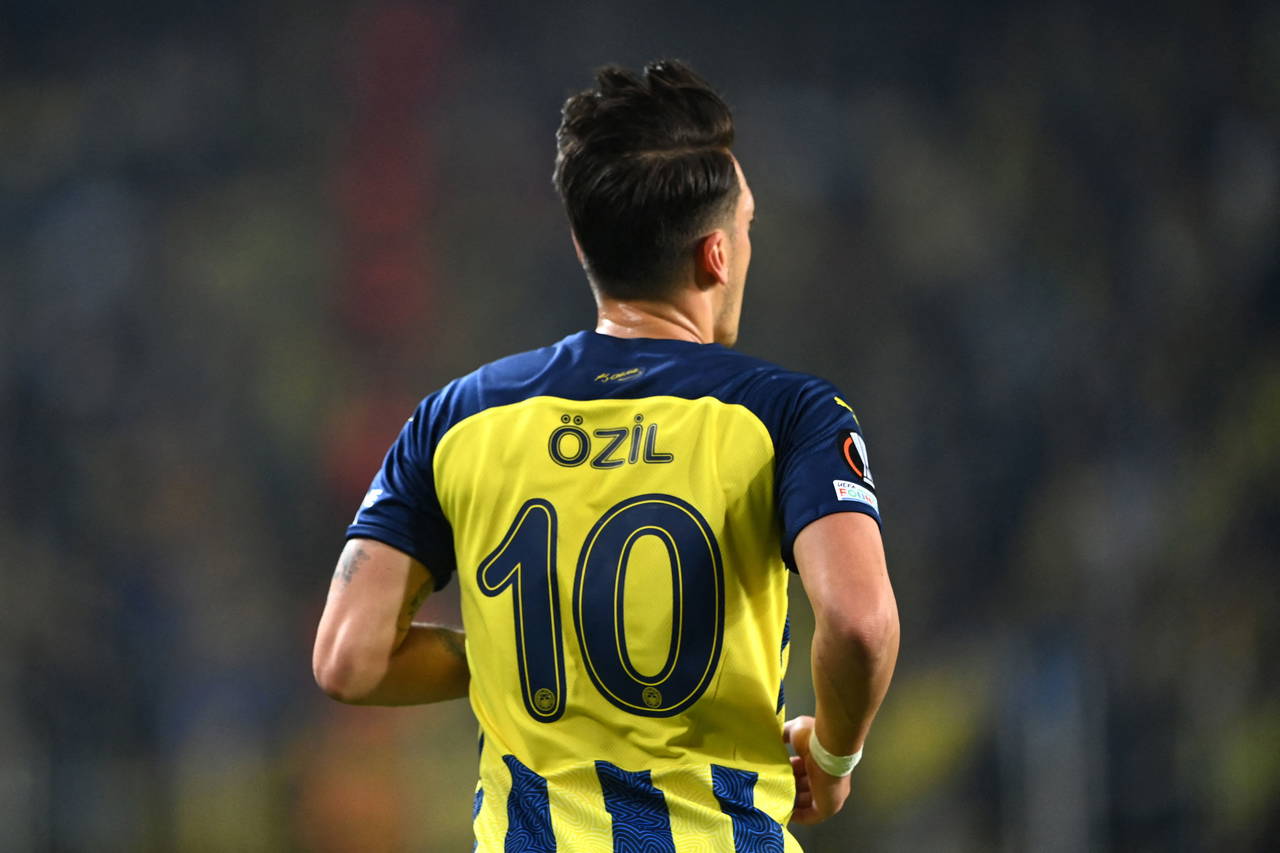 Fenerbahçeli Mesut Özil, oyundan çıkarken tepki gösterdi