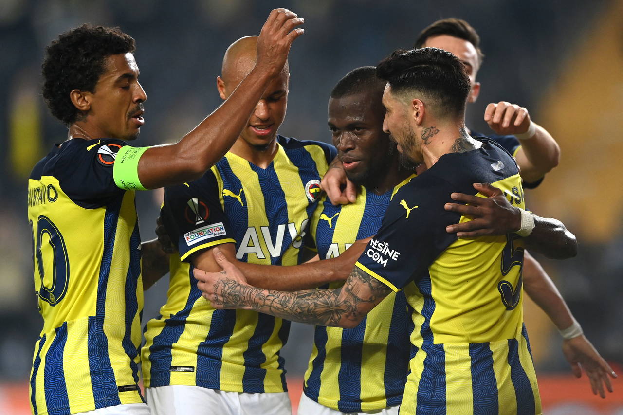 Fenerbahçeli Mesut Özil, oyundan çıkarken tepki gösterdi