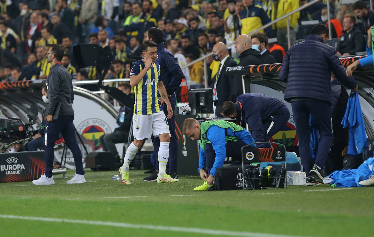 Fenerbahçeli Mesut Özil, oyundan çıkarken tepki gösterdi