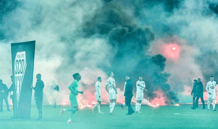St. Etienne - Angers maçı meşaleler sebebiyle geç başlatıldı