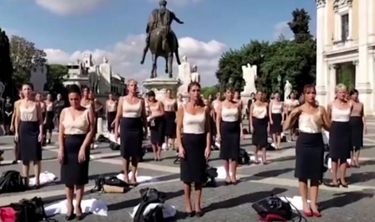 Uçuş personeli protesto için soyundu!
