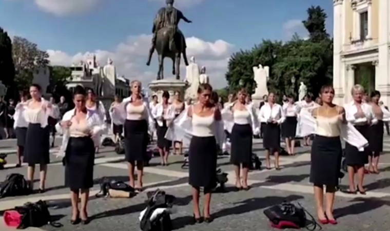 Uçuş personeli protesto için soyundu!