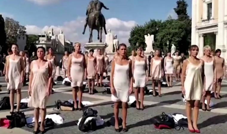 Uçuş personeli protesto için soyundu!