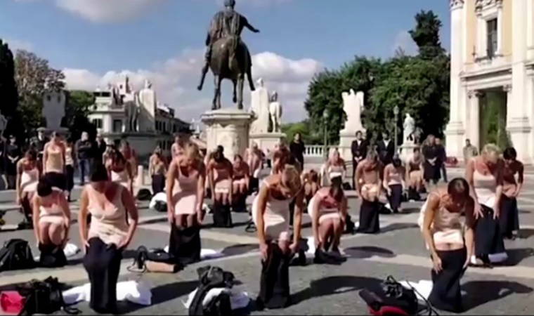 Uçuş personeli protesto için soyundu!