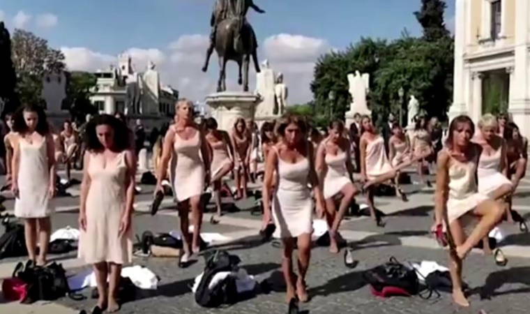 Uçuş personeli protesto için soyundu!