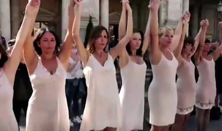 Uçuş personeli protesto için soyundu!