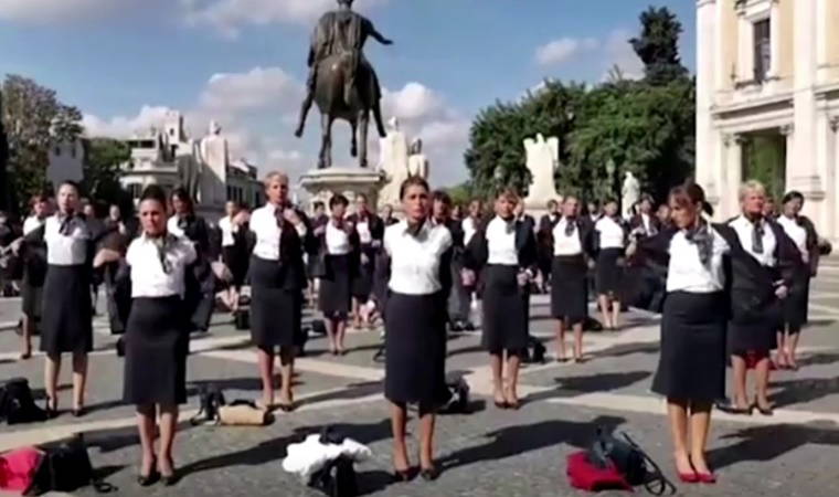 Uçuş personeli protesto için soyundu!