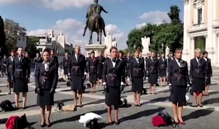 Uçuş personeli protesto için soyundu!