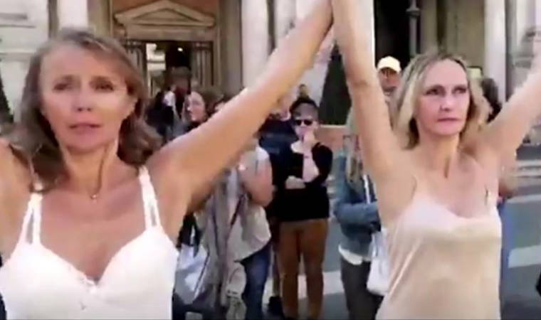 Uçuş personeli protesto için soyundu!