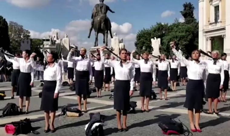 Uçuş personeli protesto için soyundu!