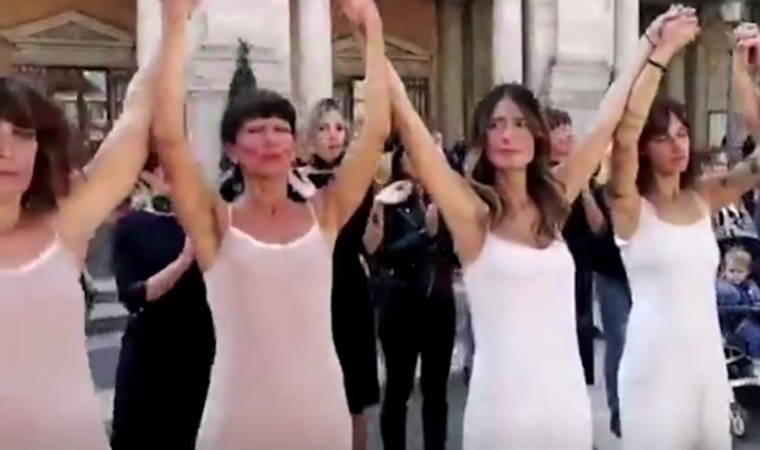 Uçuş personeli protesto için soyundu!