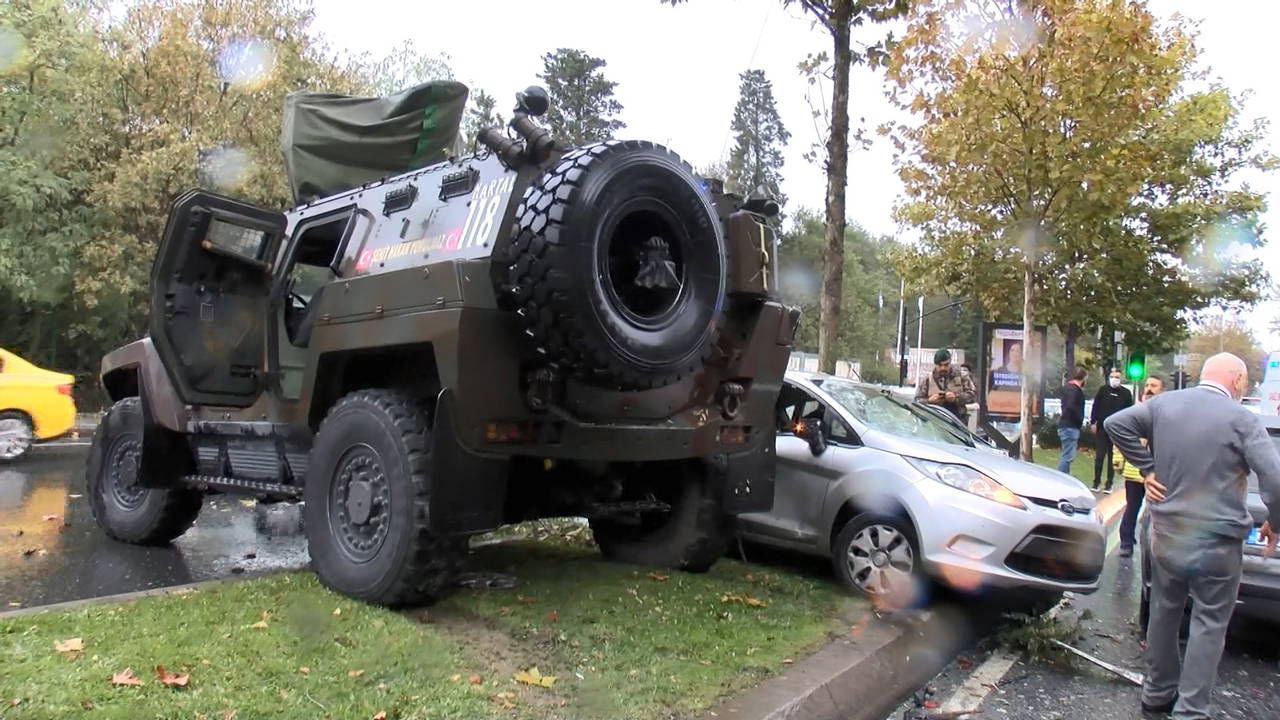 Sarıyer'de zırhlı polis aracı 6 otomobile çarptı: 3 yaralı