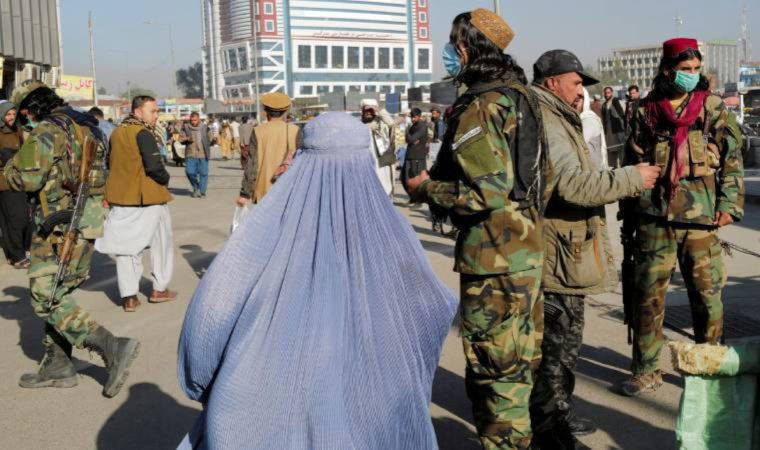 Taliban ekonomik krizdeki Afganistan'da işçi maaşlarını 