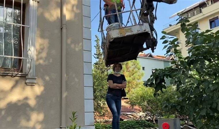 Maltepe’de komşuların ‘mantolama’ krizi: Çatıya çıkıp vinci engelledi