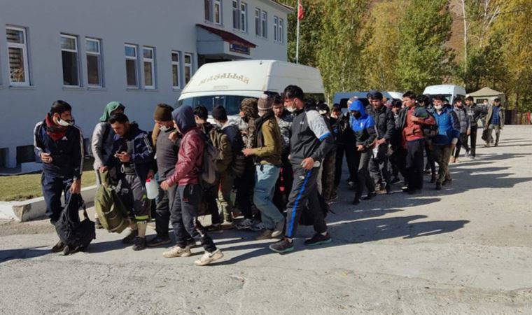 Son dakika: Bitlis’te minibüste 48 Afgan göçmen yakalandı