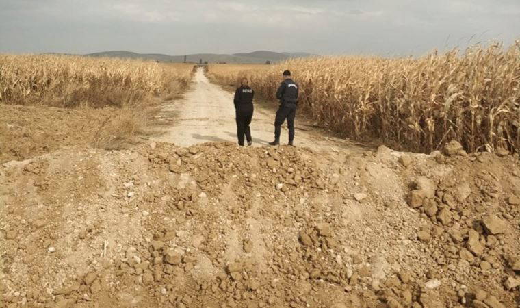 Yer altı su seviyesi azaldı, yolda yarıklar oluştu