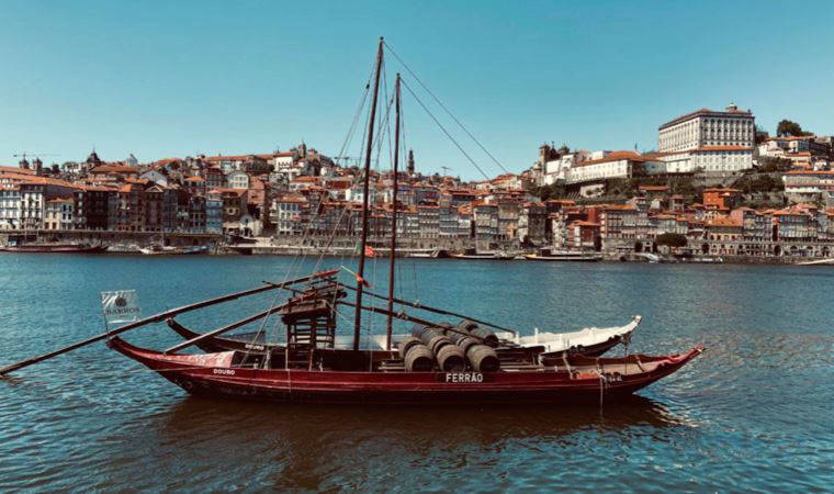 Lizbon’da güneş batışında tekne gezintisi