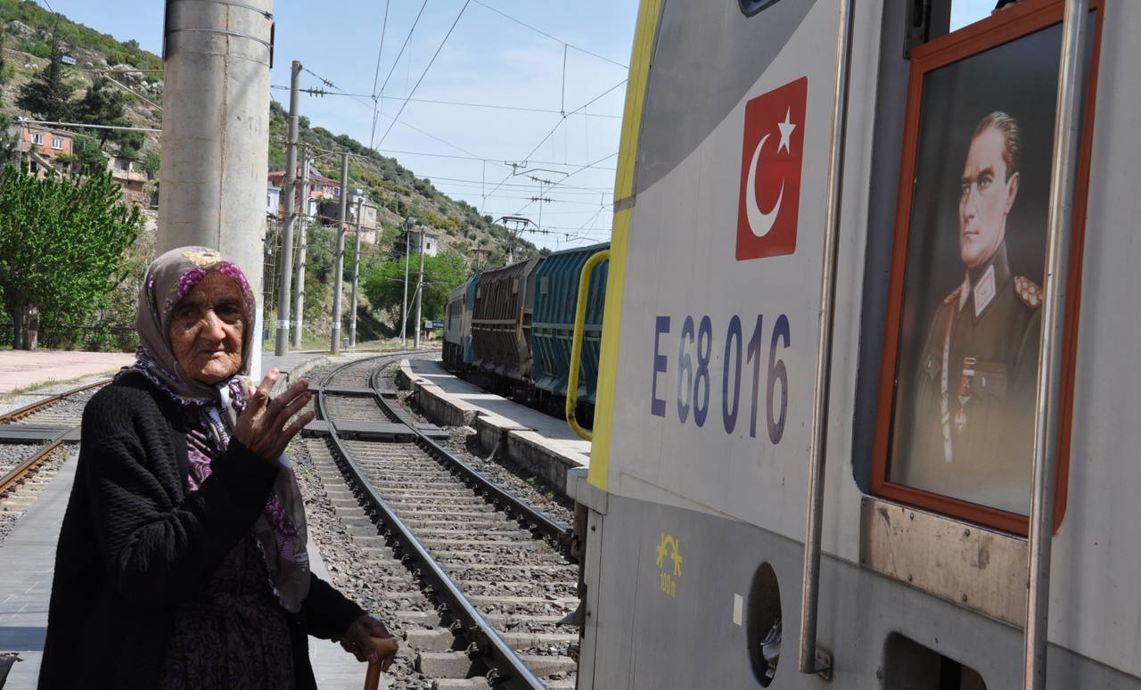 111 yaşındaki Fatma Tıraş: Boyum yetmeyince bir taşın üzerine çıkıp Atatürk'ü gördüm
