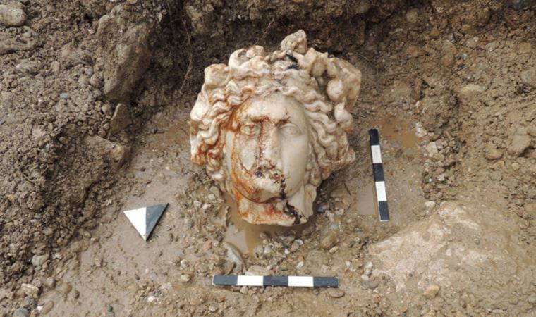 Aizanoi Antik Kenti kazısında 'Afrodit' ve 'Dionysos' heykel başları bulundu