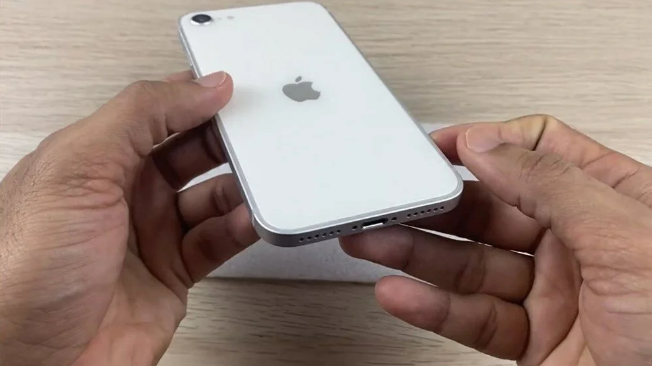 Apple'ın 'ucuz iPhone' olarak bilinen iPhone SE 3'ünün görüntüleri sızdı