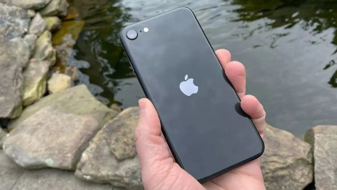 Apple'ın 'ucuz iPhone' olarak bilinen iPhone SE 3'ünün görüntüleri sızdı