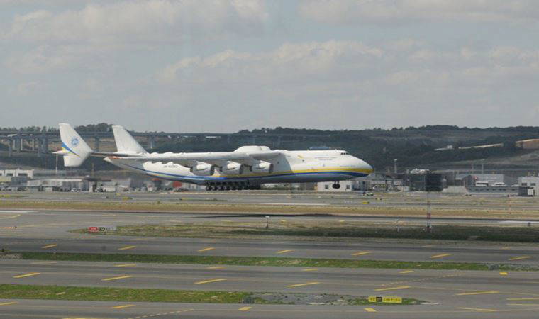 Dünyanın en büyük kargo uçağı İstanbul'a indi