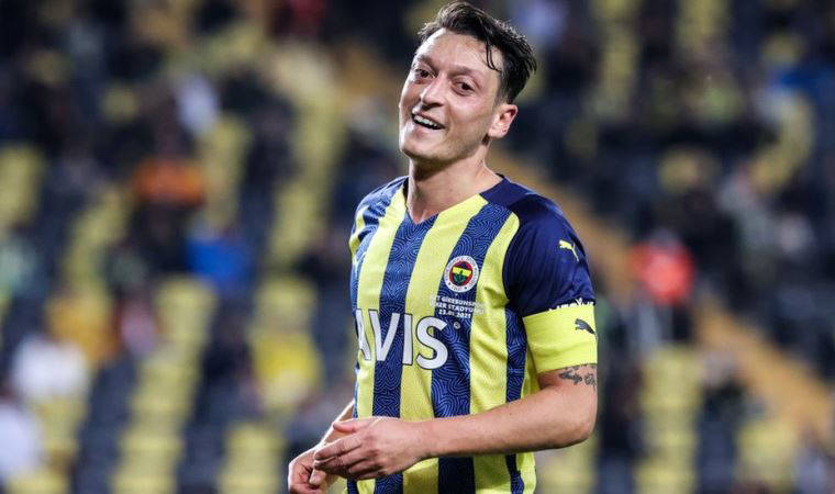 Mesut Özil'den İngiltere'de yeni futbol okulu