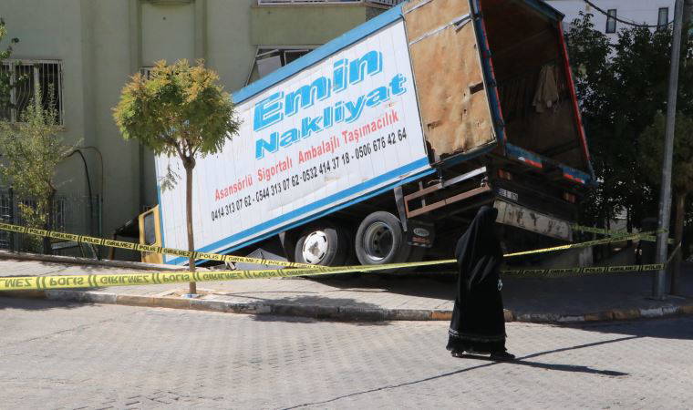 Freni boşalan kamyon apartmanın bahçesine düştü