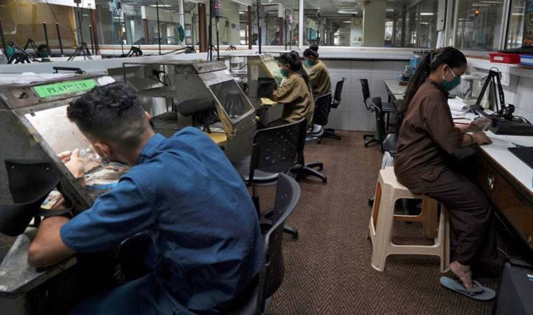 İngiltere'de kadınların üçte ikisine göre, ön yargı ve ayrımcılık iş bulmalarına engel