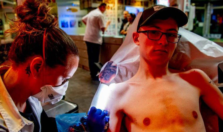 AB'den dövme ve kalıcı makyaj konusunda yeni kurallar: Mavi ve yeşil mürekkep artık yasaklanıyor