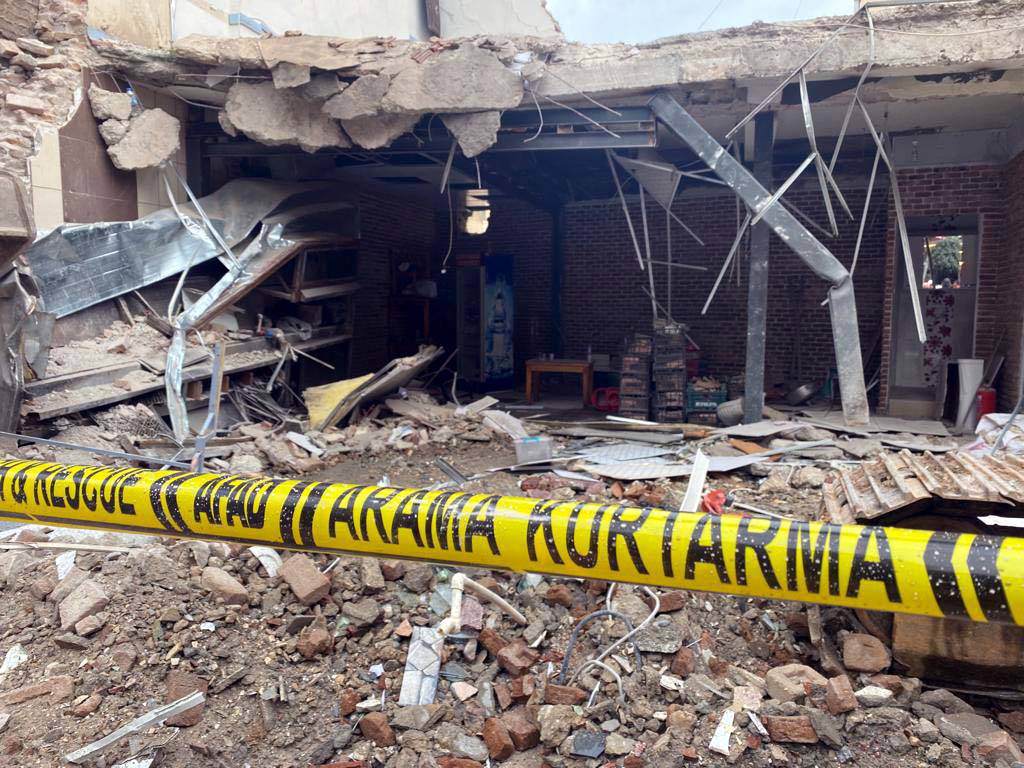 Malatya'da çöken binanın bulunduğu cadde trafiğe açıldı