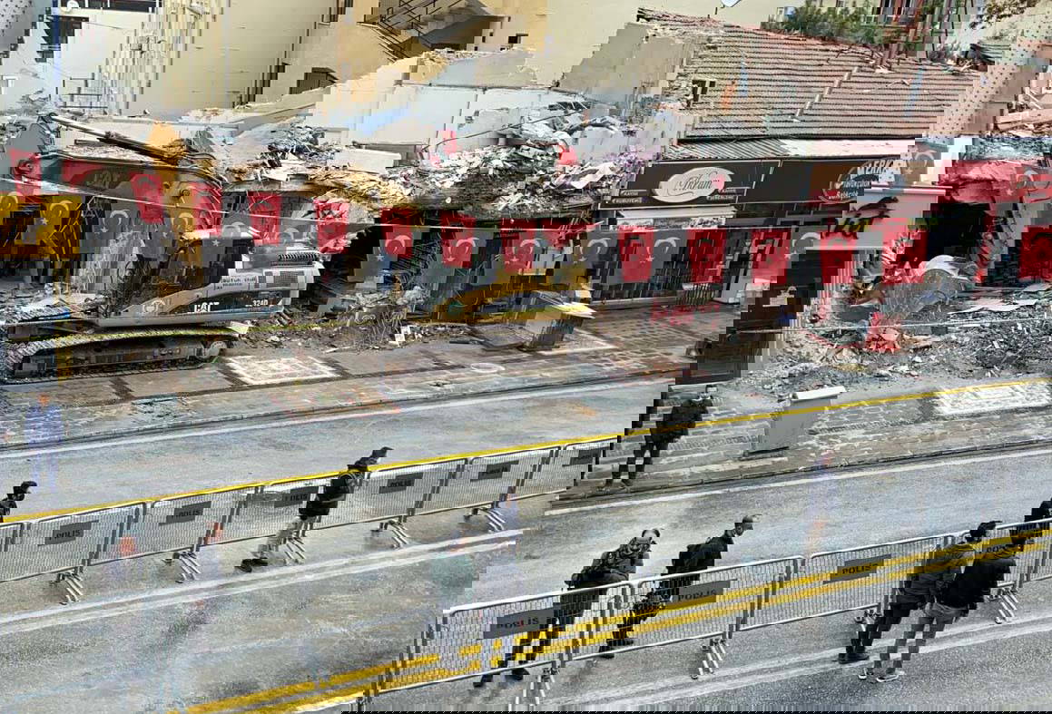Malatya'da çöken binanın bulunduğu cadde trafiğe açıldı