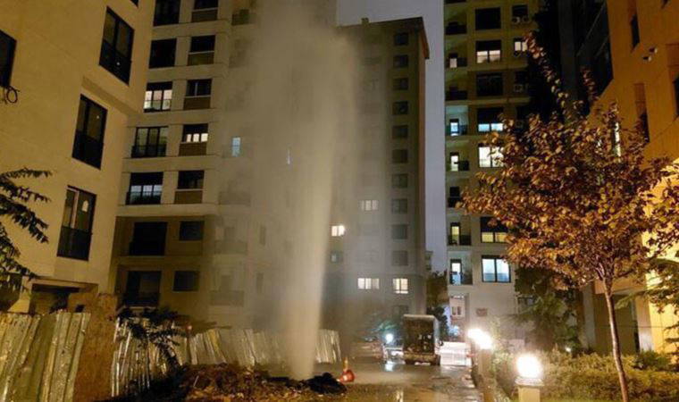 Kadıköy'de çalışma sırasında boru patladı, fışkıran su metrelerce yükseğe ulaştı