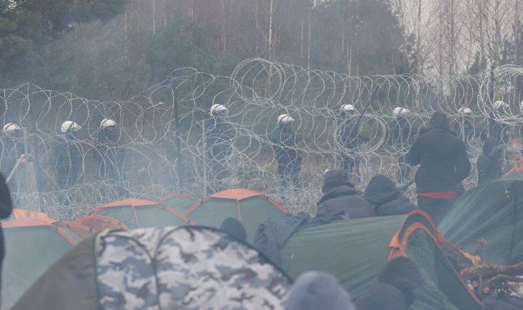 Belarus-Polonya sınırındaki kriz büyüyor: Bombardıman uçakları devriye gezdi