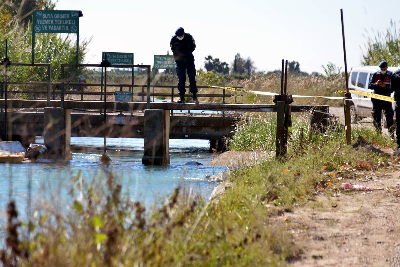 Adana'da, kanalda boğazı kesilmiş ayaklarına taş bağlı ceset bulundu