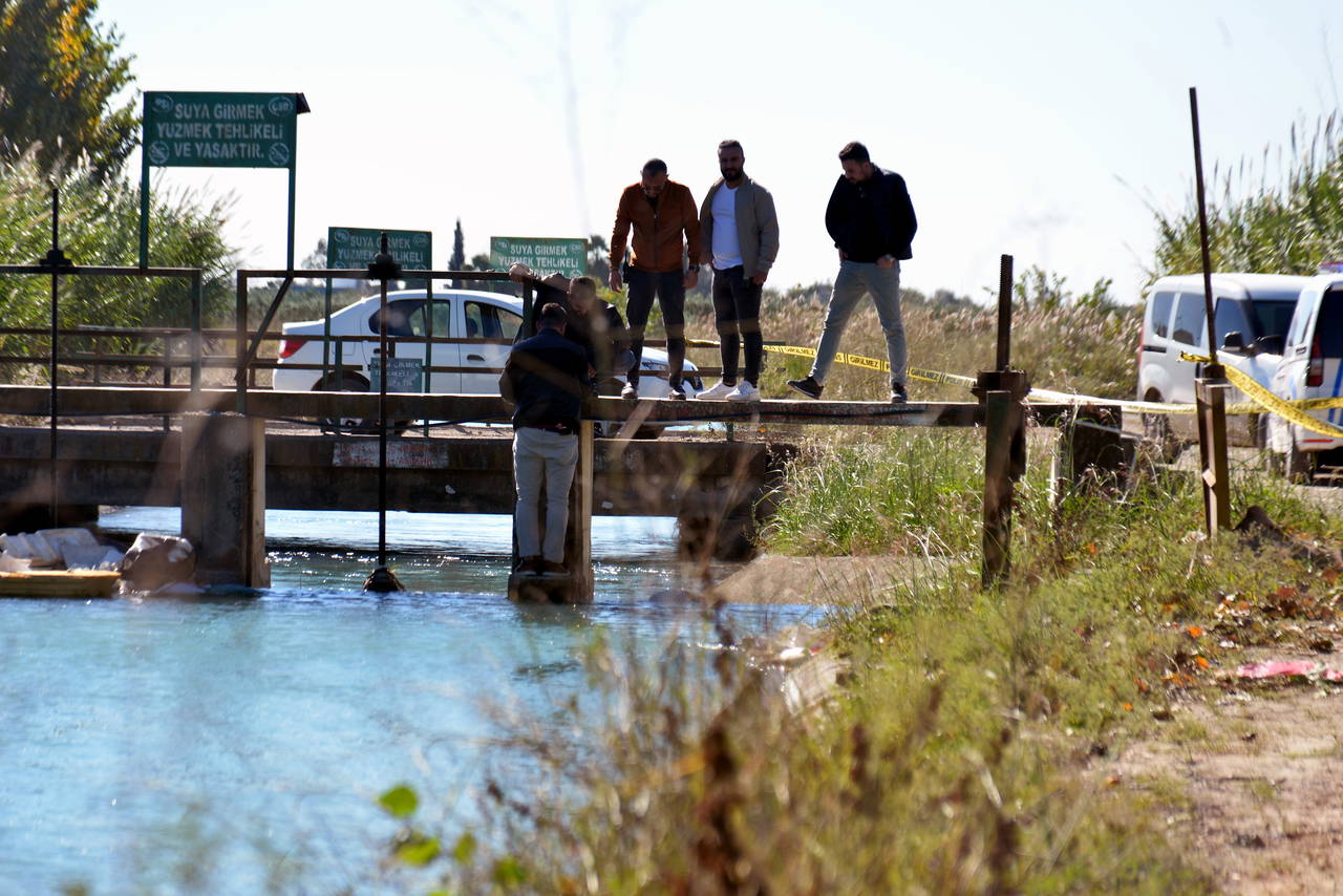 Adana'da, kanalda boğazı kesilmiş ayaklarına taş bağlı ceset bulundu