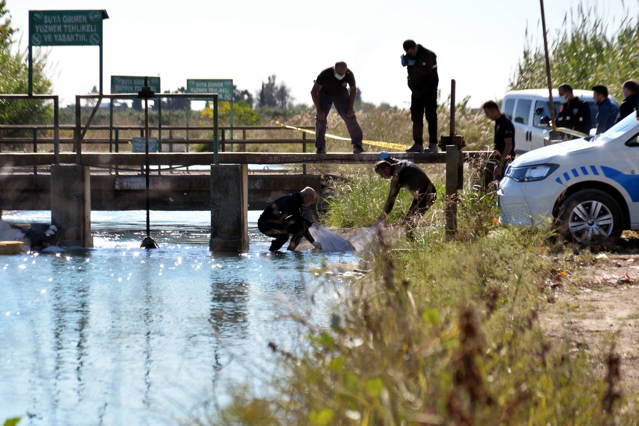 Adana'da, kanalda boğazı kesilmiş ayaklarına taş bağlı ceset bulundu