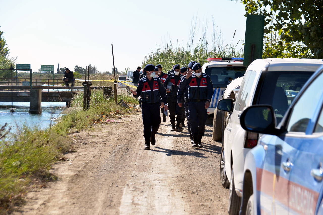 Adana'da, kanalda boğazı kesilmiş ayaklarına taş bağlı ceset bulundu