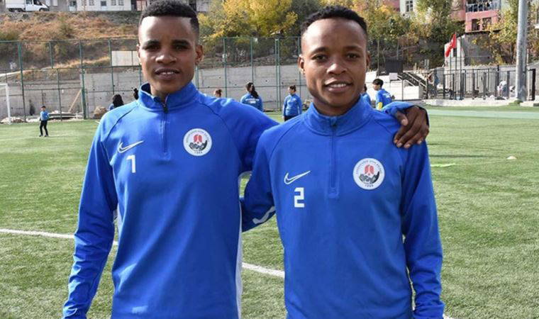 Hakkari'de 2 Afrikalı kadın futbolcu top koşturuyor