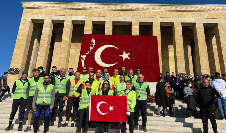 Anıtkabir'e çıkmak için Aydın'dan Ankara'ya pedalladılar