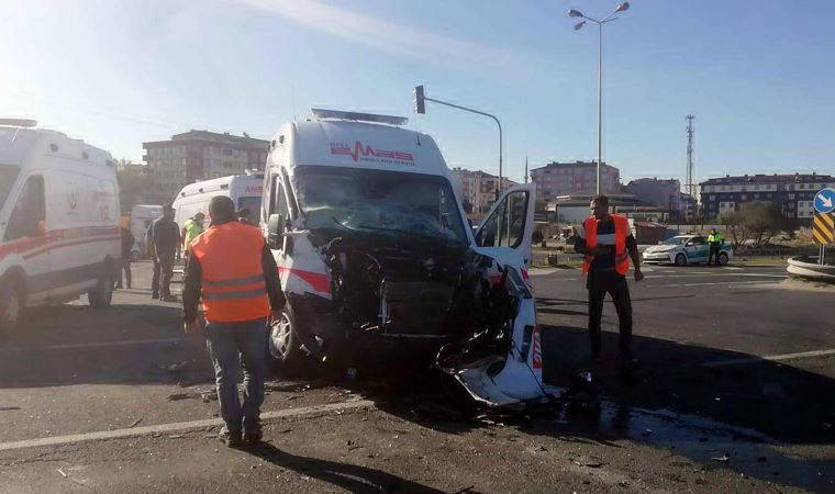 Ambulansla kamyon çarpıştı; 2 sağlık çalışanı yaralandı