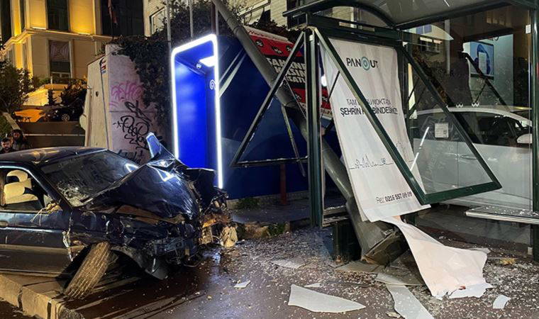 Beşiktaş'ta feci kaza: Otobüs durağına çarparak durdu