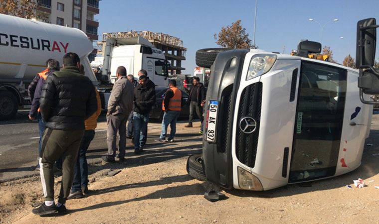 Kırşehir’de TIR ile minibüs çarpıştı: 13 yaralı